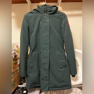 Canada Goose Victoria Parka in Algonquin Green, size Small